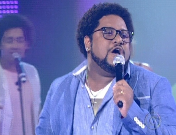 marquinhos-canta-gostava-tanto-de-voce-de-tim-maia-nas-semifinais-do-the-voice-brasil-111112-1352656151934_615x470