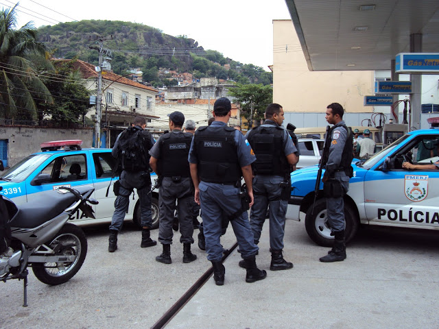 policia faz reunião para entrar no morro São João