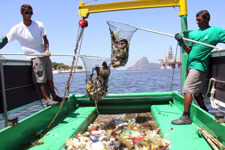 Ecobarco faz limpeza de lixo na Baía de Guanabara 03  092