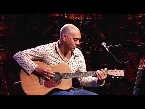 O músico Pedro Braga que toca 7 instrumentos de cordas