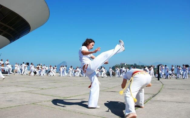 em-2009-o-grupo-fez-uma-grande-roda-no-mac-em-um-dos-cartoes-postais-da-