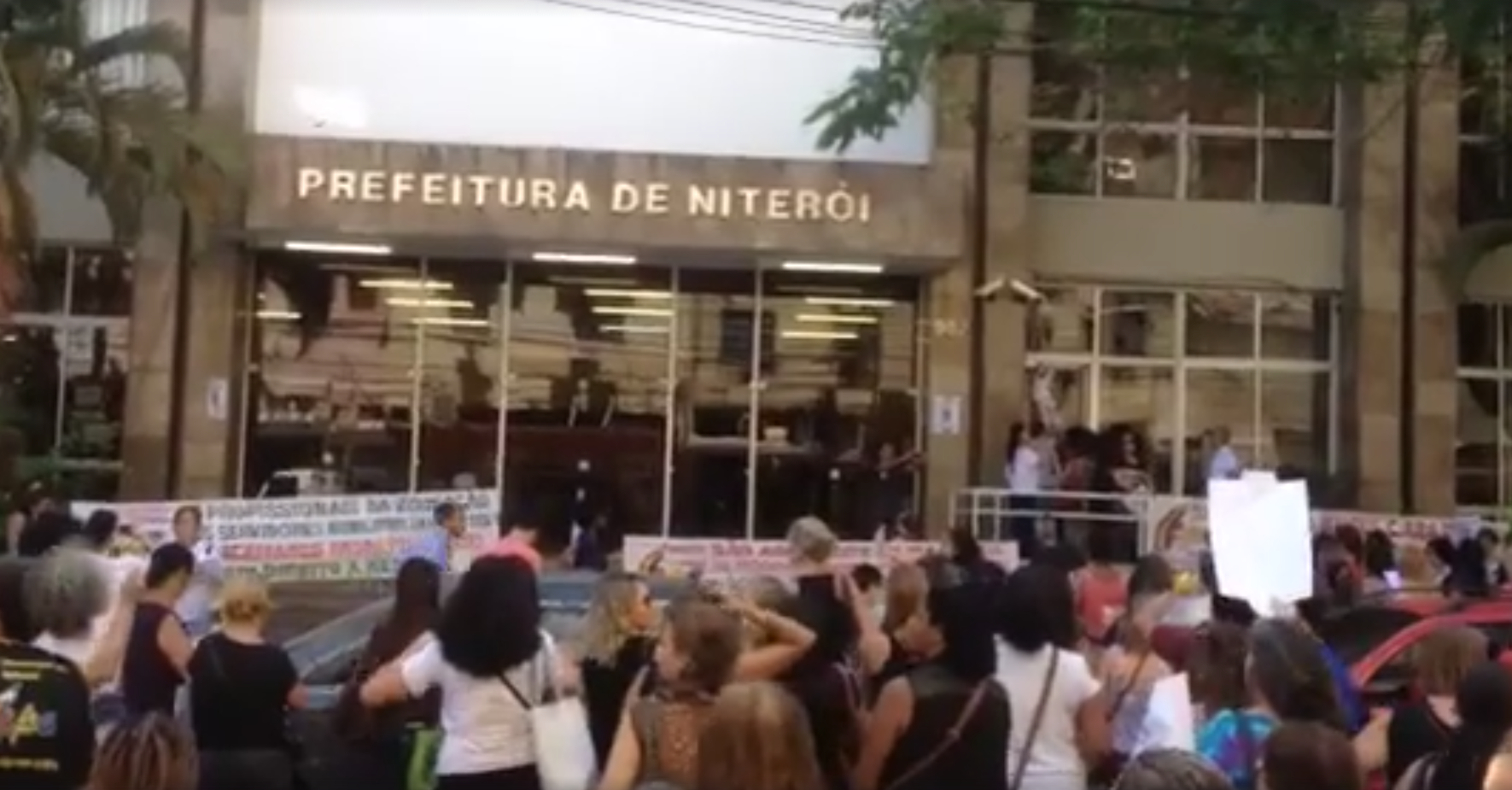 Protesto de professores na prefeitura de Niterói