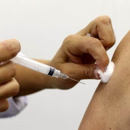vacinacao-contra-a-gripe-em-sao-paulo-em-2018-para-grupos-prioritarios-essa-e-uma-de-cinco-vacinas-disponiveis-na-rede-publica-1550168797829_v2_450x450