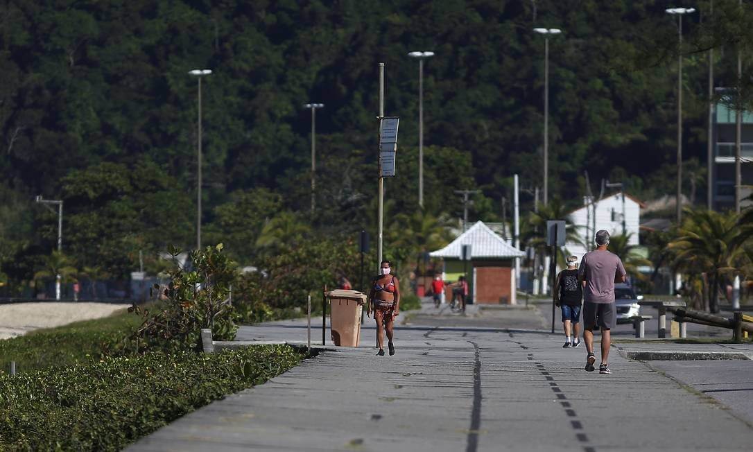 Pessoas-caminham-no-calcadao-de-Piratininga-com-restricoes-de-horarios-atividades-fisicas-individuais-estao-liberadas-a-partir-de-quinta-feira-na-orla-da-cidade