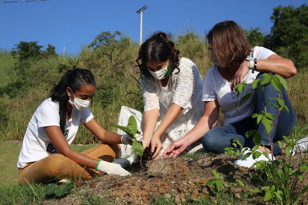 Douglas-Macedo-plantio-Parque-Esportivo-do-Caramujo-3