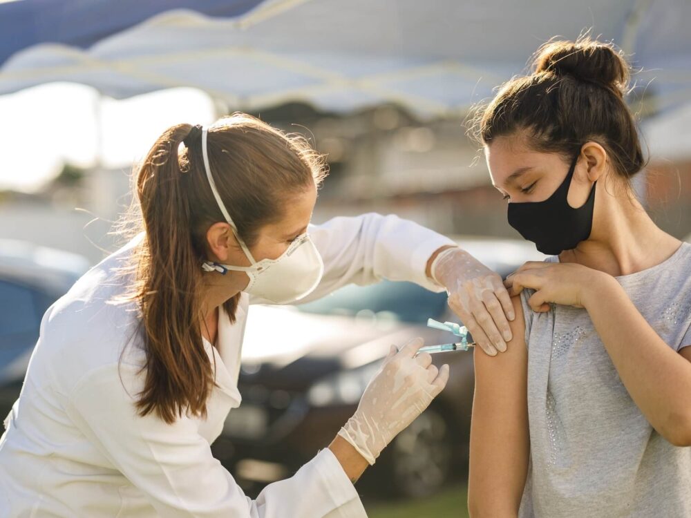 vacinacao-covid-19-coronavirus-covid-adolescente-injecao-seringa-imunizacao-imunizante-jovem-1625579847176_v2_4x3