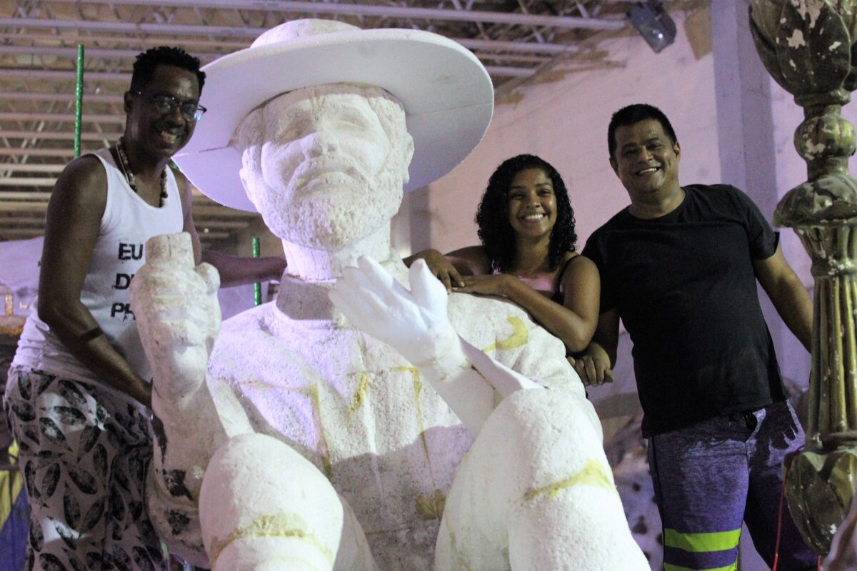 Carnavalesco Di Angelo Fernandes da Escola Império de Araribóia com Alan Nascimento, diretor de carnaval e Maiara Leal, diretora de Alegoria. _6635 (2)