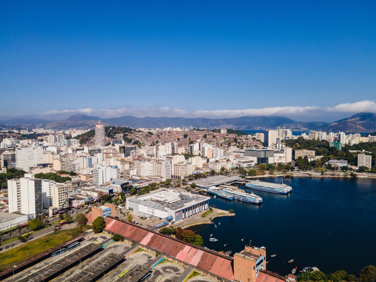 Imágem aérea do centro da cidade de Niterói com as barcas, co