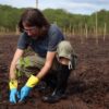 Lenine planta árvore de mangue na Baía de Guanabara em projeto da Ong Guardiões do Mar_Crédito Flora Pimentel (2)