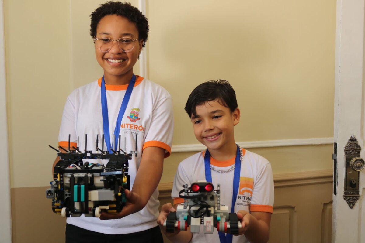 Estudantes da Escola Municipal João Brazil, localizada no Morro do Castro, dvencem Olimpíada Brasileira de Robótica (OBR).