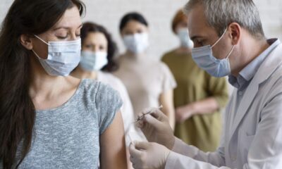 mulher-recebendo-vacina-vacinada-por-medico-com-mascara-medica