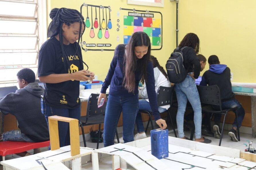 Estudantes da Escola Municipal João Brazil se preparam para a etapa nacional da Olimpíada Brasileira de Robótica.