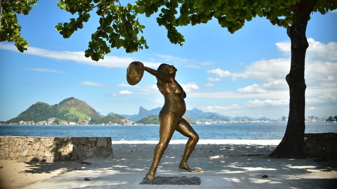 estatua-leila-diniz