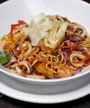 yakisoba-do-chef-fernando-pereira-do-restaurante-paulistano-ruaa-1331911918504_300x360
