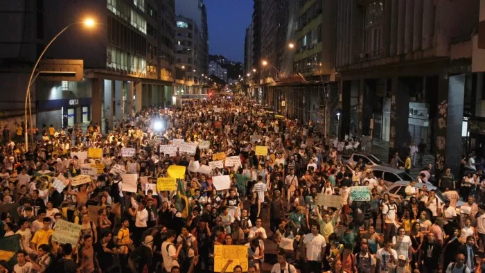 19jun2013---manifestacao-contra-o-preco-da-passagem-do-transporte-publico-reune-pelo-menos-5000-em-niteroi-nesta-quarta-feira-1371678886852_1920x1080