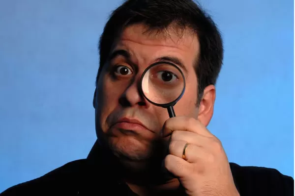 leandro-hassum-em-lente-de-aumento-no-teatro-abel