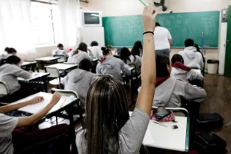 alunos-do-primeiro-ano-do-ensino-medio-em-aula-de-matematica-na-escola-estadual-professor-wolny-carvalho-ramos-1349716212436_300x200