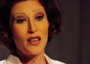 beth-goulart-em-cena-da-peca-simplesmente-eu-na-qual-interpreta-clarice-lispector-1291903030554_560x400