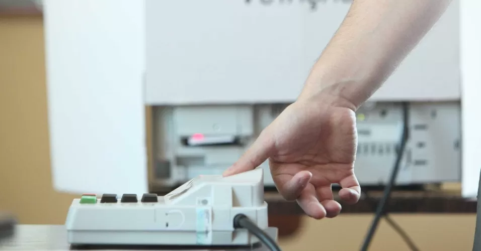 7out2012---eleitores-utilizam-urna-biometrica-durante-votacao-em-curitiba-pr-1349644427772_956x500