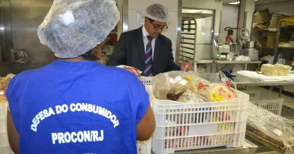 21fev2013---o-procon-rj-apreendeu-nesta-quinta-feira-21-grande-quantidade-de-alimentos-vencidos-na-cozinha-do-tradicional-hotel-cop(14)