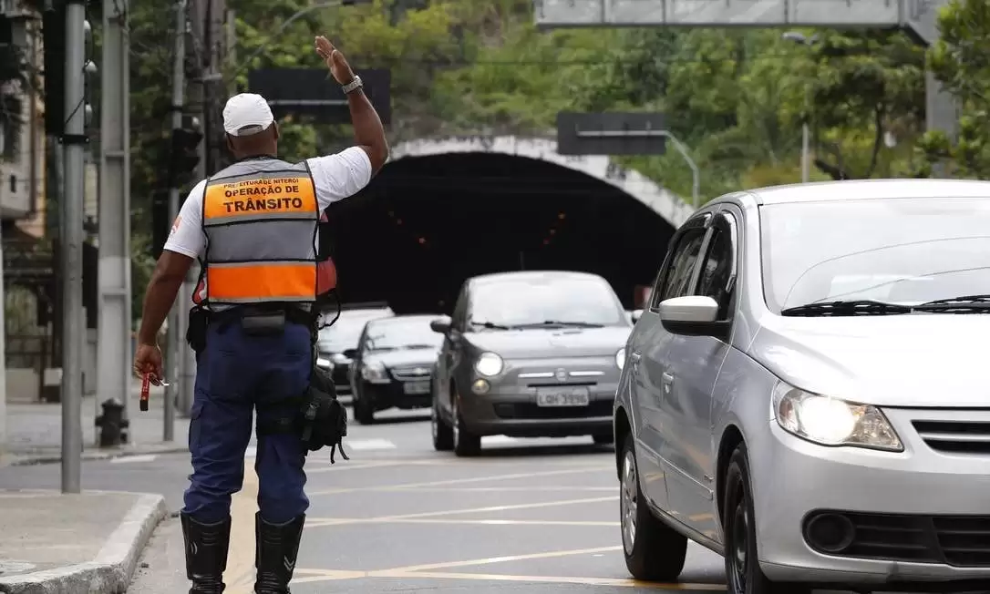 xAgente-orienta-transito-na-Avenida-Roberto-Silveira-em-Icarai.jpg.pagespeed.ic.1IsZgCBVA2