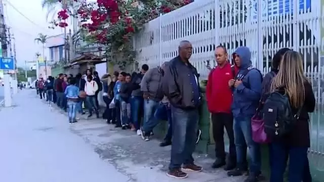 xemprego-2fila-niteroireproducao-tv.jpg.pagespeed.ic.GOWvp08-0E