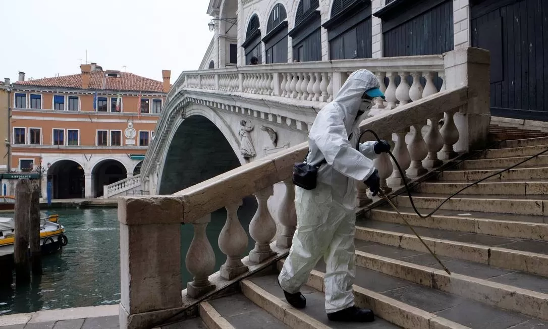 87486387_A-worker-sanitises-the-Rialto-Bridge-as-a-measure-against-the-coronavirus-disease-COVID-19