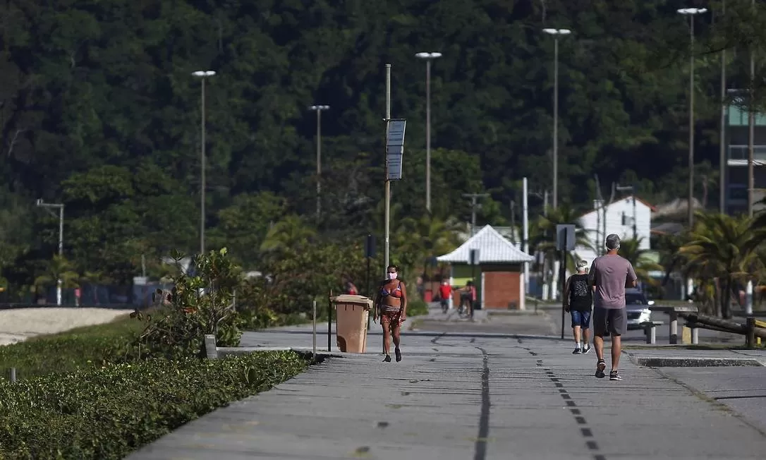 Pessoas-caminham-no-calcadao-de-Piratininga-com-restricoes-de-horarios-atividades-fisicas-individuais-estao-liberadas-a-partir-de-quinta-feira-na-orla-da-cidade
