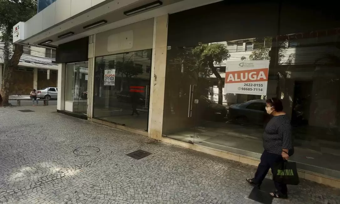 xAluga-se-mulher-passa-em-frente-a-uma-sequencia-de-lojas-fechadas-em-Icarai.jpg.pagespeed.ic.uQziktbBiu