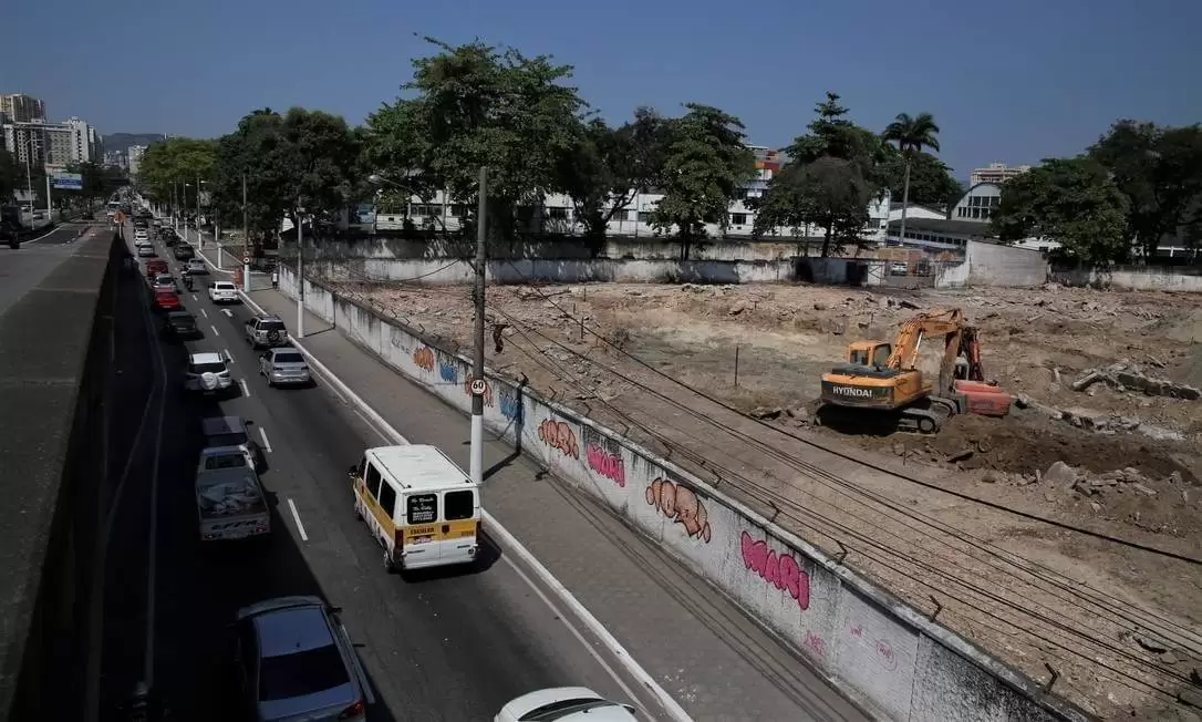 xPrimeiro-passo-demolicao-do-galpao-ja-foi-concluida-e-operarios-atuam-na-limpeza-do-terreno.jpg.pagespeed.ic_.lRoNcyg3By