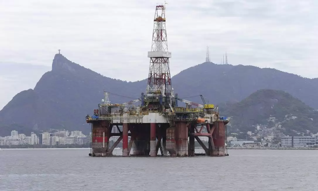 Plataforma-na-Baia-de-Guanabara-apesar-da-queda-na-arrecadacao-exploracao-de-petroleo-e-responsavel-por-35-do-orcamento-municipal
