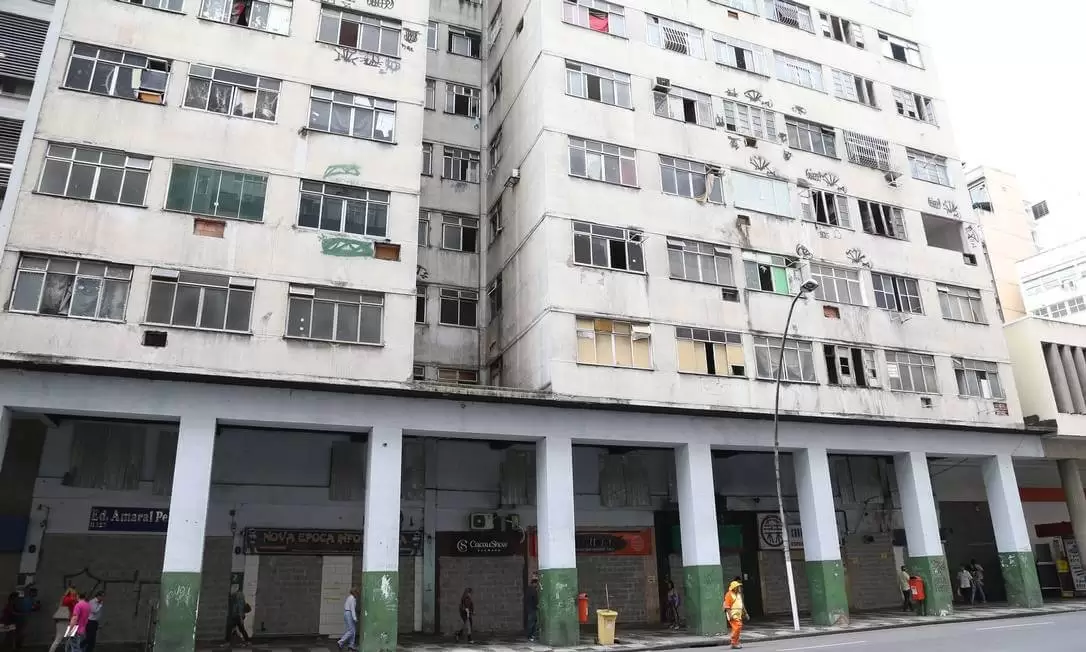 xOrdem-judicial-com-o-predio-na-Avenida-Amaral-Peixoto-ainda-fechado-moradores-aguardam-autorizacao-para-recuperar-pertences-nos-apartamentos.jpg.pagespeed.ic.lRfAphafqC