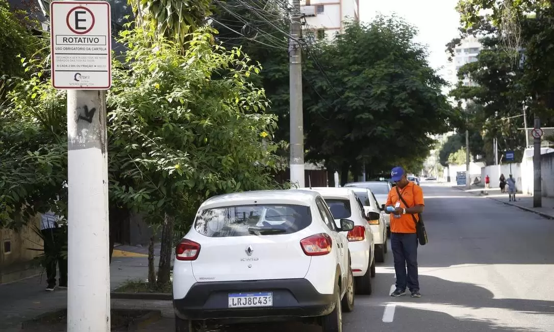 Agente-com-o-talao-de-cobranca-na-Rua-Cinco-de-Julho-no-Jardim-Icarai-funcionarios-serao-mantidos-e-terao-acesso-ao-app-para-fiscalizar-pagamento