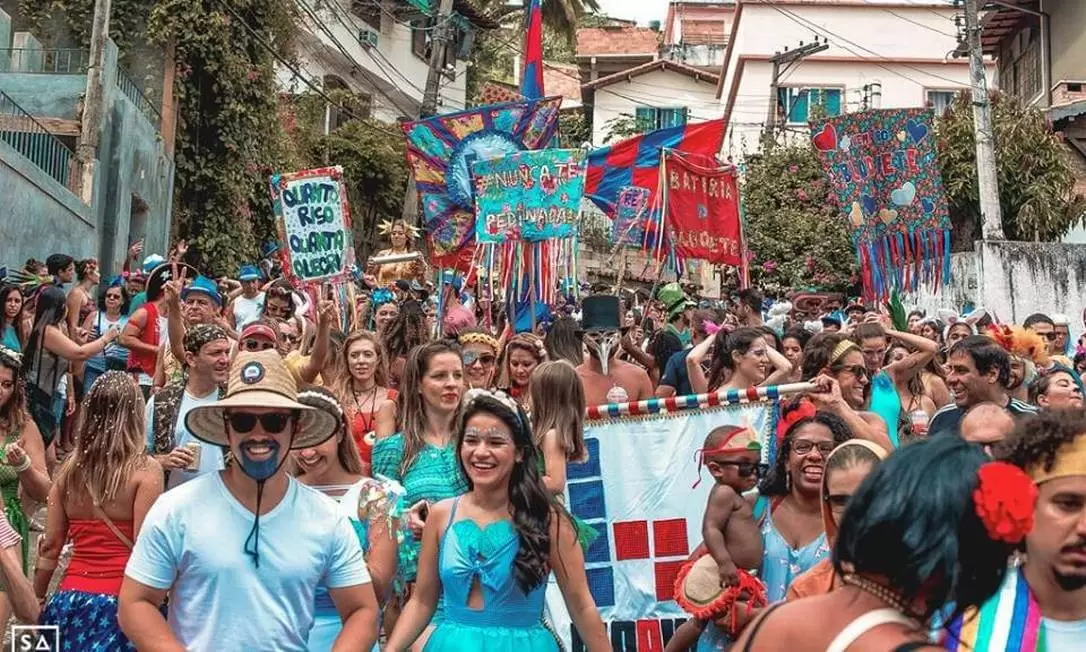 81217489_NIblocos-Niteroi-cordao-do-bola-branca-bloquetes-e-mancando-de-re