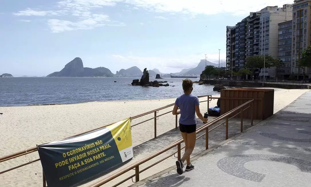 xSem-aglomeracao-mulher-caminha-no-calcadao-de-Icarai.jpg.pagespeed.ic.x8-lPhTpFS