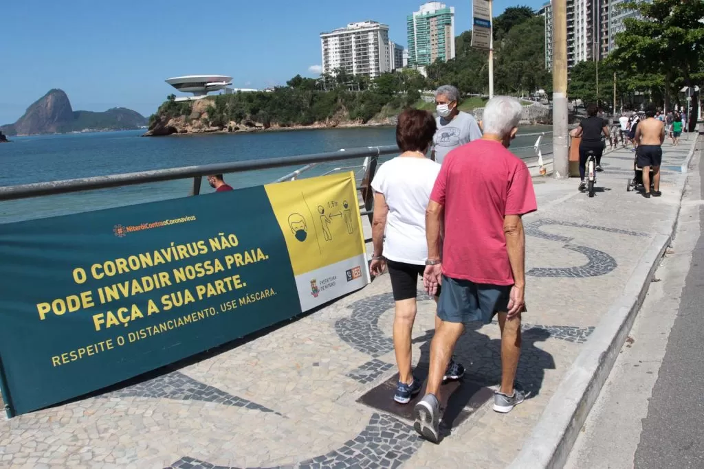 Covid-19-na-Praia-de-Icarai-Niteroi-Pedro-Conforte-2-1024x683 (1)