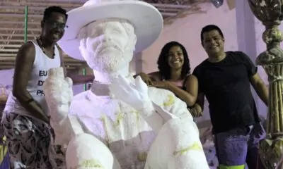 Carnavalesco Di Angelo Fernandes da Escola Império de Araribóia com Alan Nascimento, diretor de carnaval e Maiara Leal, diretora de Alegoria. _6635 (2)