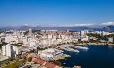 Imágem aérea do centro da cidade de Niterói com as barcas, co