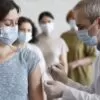 mulher-recebendo-vacina-vacinada-por-medico-com-mascara-medica