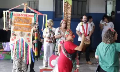 A equipe do projeto Retalhos Criativos apresentando aos alunos as oficinas