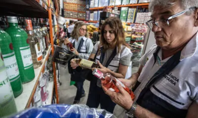 Fiscais fiscalizam deposito de bebida no Largo da Batalha-2